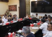 Tidak Ada keputusan Usai Bertemu Komisi D DPRD Jatim, Frontal Tetap Lakukan Aksi di Depan Kantor Gubernur
