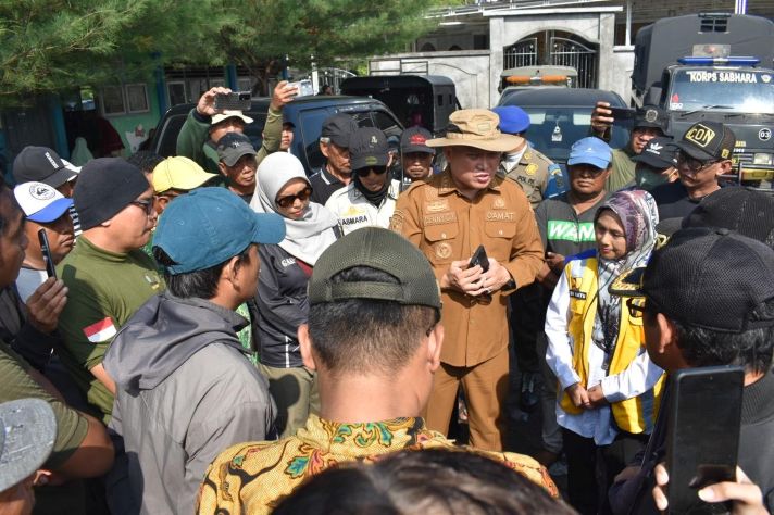 50 personel Satpol PP Kota Surabaya diterjunkan dalam operasi penertiban gabungan ini.