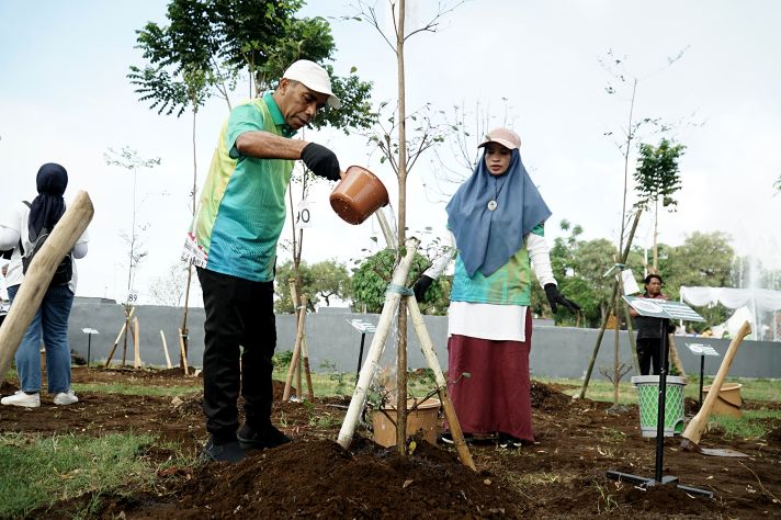 Anggota APEKSI Tanam 98 Pohon di Taman Suroboyo