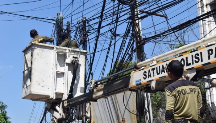 Ilegal dan Ganggu Estetika Kota Kabel Utilitas di Surabaya Ditertibkan
