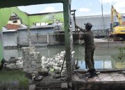 Satpol PP Surabaya Tertibkan Bangunan Liar di Sungai Kalianak Secara Bertahap