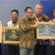 Menteri Dalam Negeri Republik Indonesia, Tito Karnavian, kepada Wakil Wali Kota Surabaya, Armuji, dalam acara penyerahan SPM Awards 2025 yang digelar di Jakarta, Jumat (23/5/2025).
