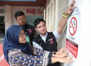 Satgas saat melakukan penempelan stiker