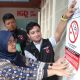 Satgas saat melakukan penempelan stiker