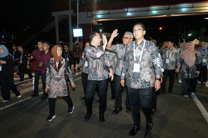Wali Kota Eri bercengkrama dengan peserta APEKSI saat di spot wisata kenjeran