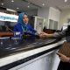 Karyawan melayani nasabah yang melakukan transaksi di kantor cabang Bank BCA Syariah di Jakarta beberapa waktu lalu. Bisnis/Abdullah Azzam