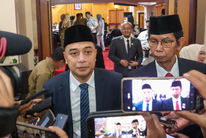 Dorstop Wali Kota Usai Paripurna di DPRD Surabaya