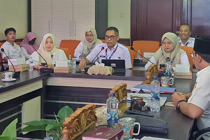 Edi saat rapat diruang Komisi A DPRD Surabaya