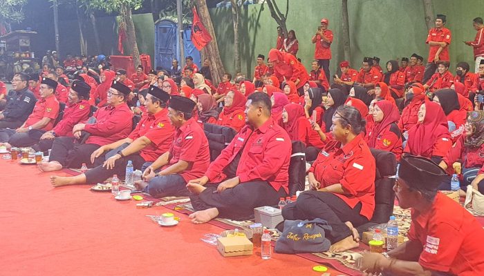 Pengurus DPC dan Anggota Fraksi PDIP Surabaya nampak hadir dalam kegiatan Haul Bung Karno di kantor DPC PDIP Surabaya, Sabtu (21/06/2025)