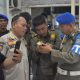 Petugas Satpol PP Surabaya saat melakukan penertiban toko yang jual miras