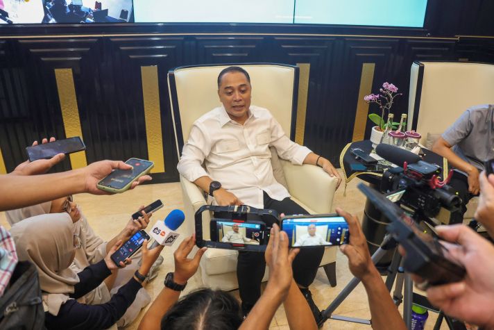 Wali Kota Surabaya Eri Cahyadi saat memberikan keterangan kepada media