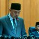 Wali kota Surabaya saat menyampaikan jawaban dalam rapat paripurna di gedung DPRD kota Surabaya pada Selasa (17/06/2025)