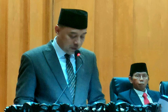 Wali kota Surabaya saat menyampaikan jawaban dalam rapat paripurna di gedung DPRD kota Surabaya pada Selasa (17/06/2025)