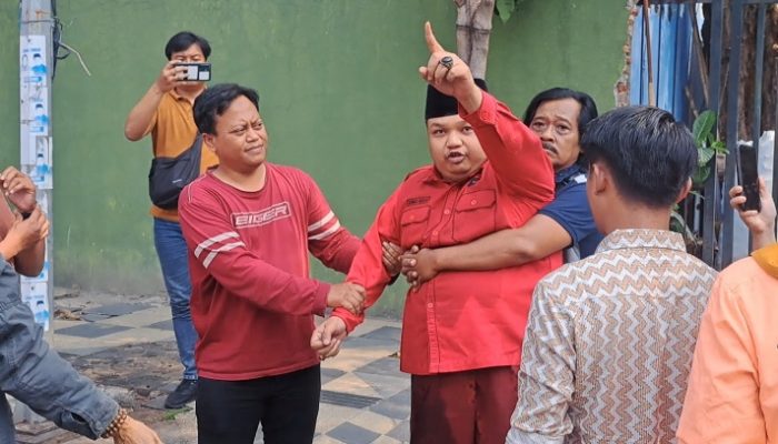 Aksi Nekad Nyaris Bakar Diri di Kantor PDIP Surabaya, Kader Teriak Tantang Armuji: “De’e Wedi Dunyone Ilang!”