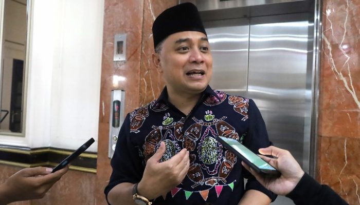 Taksi Listrik Boleh Masuk Surabaya, Tapi Eri Tegas: “Tenaga Kerja Harus KTP Surabaya!”