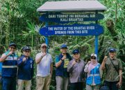 Bersama 8 BUMD Air Minum se-Jawa Timur, 5 perguruan tinggi negeri (PTN), Perum Jasa Tirta (PJT) I, dan Dinas Lingkungan Hidup (DLH) Provinsi Jawa Timur, Perumda Surabaya menanam puluhan pohon di kawasan Arboretum Sumber Brantas, Kota Batu, Sabtu (26/7/2025).
