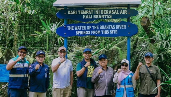 Lindungi Sumber Air, Perumda Air Minum Surya Sembada Surabaya Tanam Pohon di Hulu Brantas