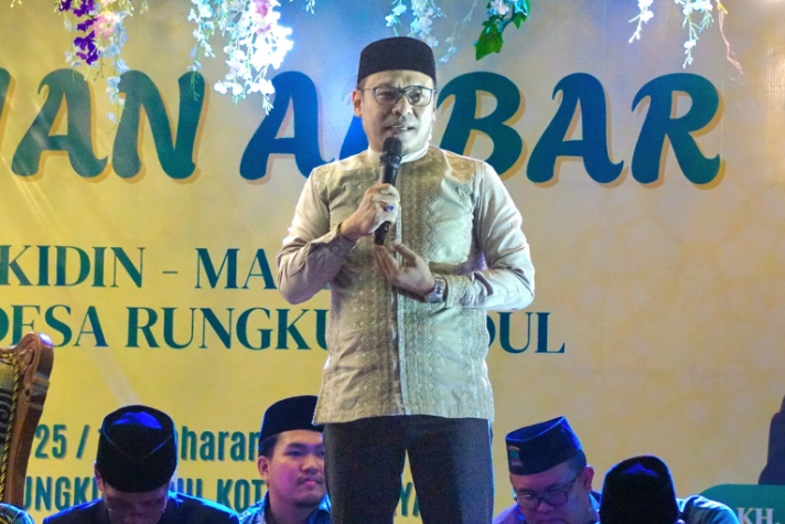 Wakil Ketua DPRD Surabaya Arif Fathoni saat menghadiri pengajian di Rungkut pada Minggu (06/07/2025)