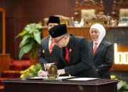 DPRD dan Gubernur Jatim Sahkan Raperda RPJMD 2025-2029 Menjadi Perda