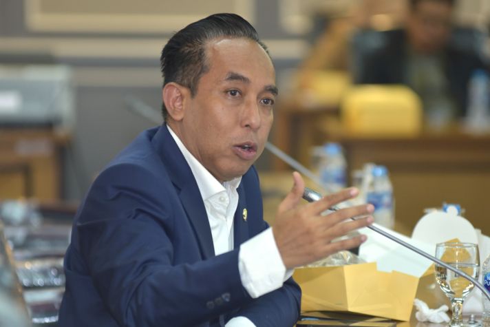 Anggota Pansus RUU tentang Pengelolaan Ruang Udara Mori Hanafi dalam RDPU bersama perwakilan maskapai penerbangan nasional seperti Garuda Indonesia, Lion Air, dan Sriwijaya Air di Gedung DPR RI, Senayan, Jakarta, Selasa (1/7/2025). Foto : Opie/Andri