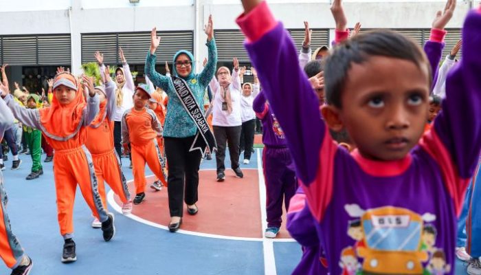 Bunda PAUD mengikuti senam di pagi ceria bersama anak-anak