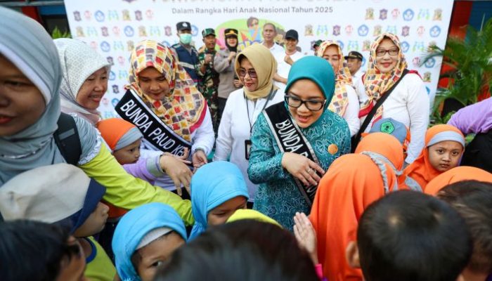 Peringati Hari Anak Nasional 2025, Ratusan Siswa Surabaya Meriahkan Pagi Ceria Bersama Bunda Rini