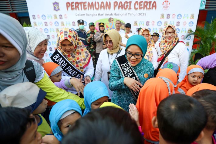 Bunda PAUD saat menyapa anak-anak di Hari Anak Nasional