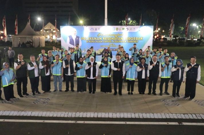 Khofifah saat melepas memberangkatkan petukan yankes