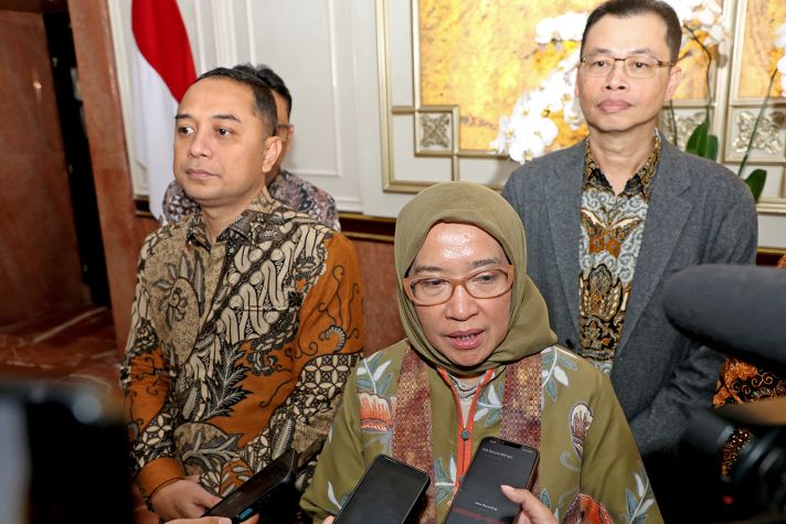 Menteri Pendayagunaan Aparatur Negara dan Reformasi Birokrasi (MenPAN-RB) RI, Rini Widyantini, memberikan keterangan pers saat kunjungan ke Surabaya