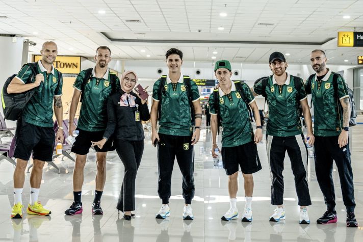 Para Pemain Persebaya melakukan foto bersama sebelum berangkat ke Australia Minggu 6/7 pagi. Foto : Official Persebaya