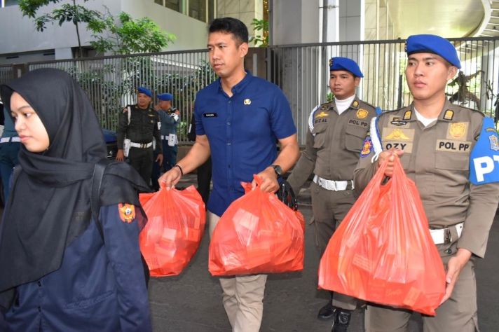 Petugas Satpol PP Surabaya dan Bea Cukai saat menggelar operasi penerriban rokok ilegal di Surabaya