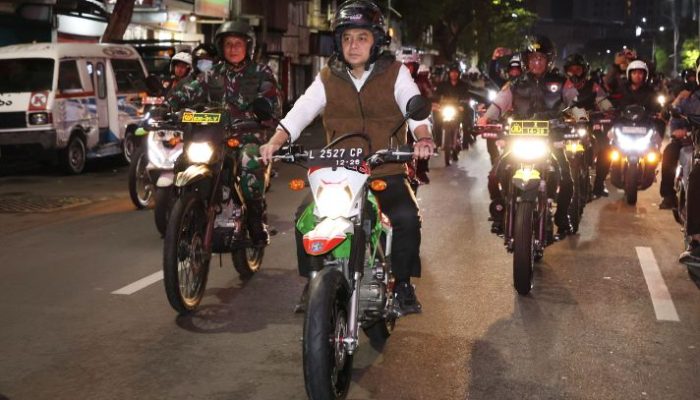 Wali Kota Surabaya Eri Cahyadi bersama TNI Polri saat melakukan sweeping Jam Malam Anak di Surabaya. Foto Dokumen
