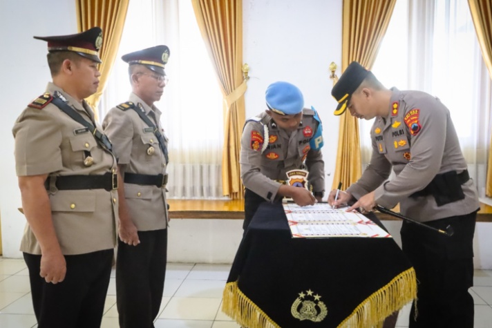 serah terima jabatan (sertijab) dua posisi penting. Yakni Kapolsek Tegal Barat dan Kepala Bagian Perencanaan (Kabagren), dalam upacara resmi di Gedung Bhayangkari, Mapolres Tegal Kota, Senin (11/8/2025).