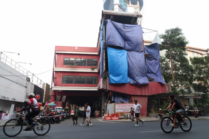 Dibongkar - Sisa prmbingkaran JPO Siola yang sudah dibongkar dan bakal diganti dengan model terbaru karena sudah dimakan usia