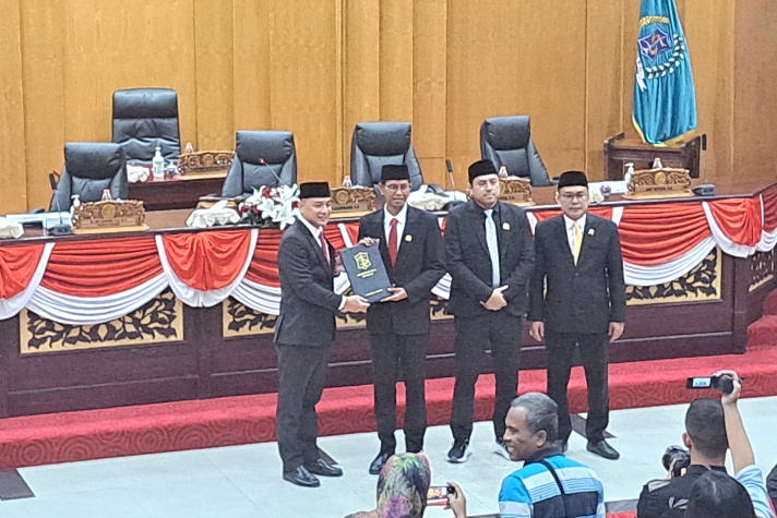 Penyerahan nota pengajuan PABD 2025 oleh Pemkot Surabaya ke DPRD dalam rapat paripurna, Rabu (13/08/2025)