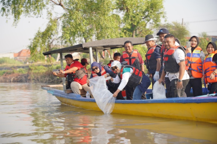 Aksi Kolaboratif Jaga Sungai Jagir, SIER, PJT I, dan Tunas Hijau Tebar 10.000 Ikan Grass Carp di Sungai Jagir