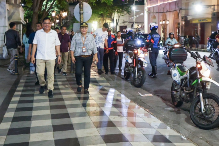 Petugas Dishub saat patroli disepanjang jalan tunjungan untuk mengarahkan parkir ditempat yang sudah di sediakan