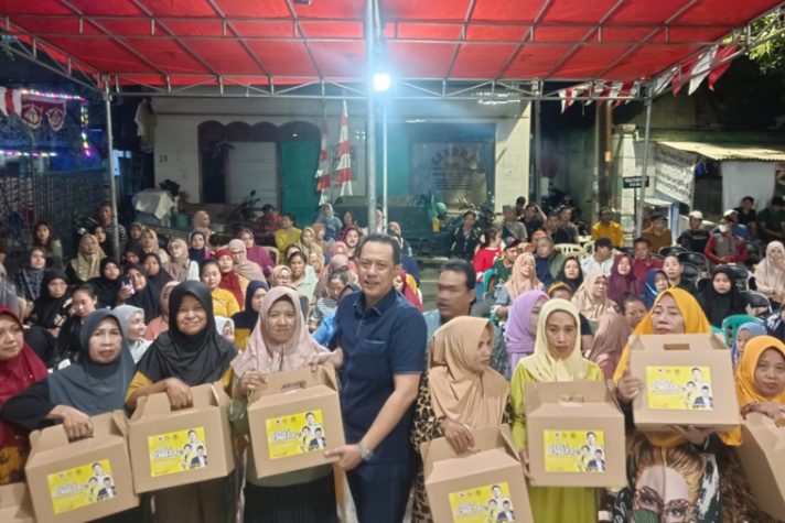 Achmad Nurdjayanto saat pembagian Program Beasiswa PIP dan Pembagian Sembako Adies Kadir untuk Warga