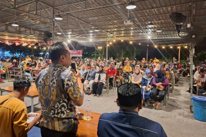 Arif Fathoni saat bertemu warga dalam kegiatan partai yang di gelar di warkop untuk menggeliatkan ekonomi rakyat