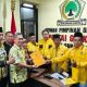 dr. Akmarawita Kadir baju batik saat menyerahkan berkas pendaftaran calon ketua DPD Golkar Surabaya sabtu (09/08/2025) dengan didampingi pengurus Golkar lainnya