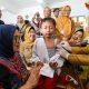 Ketua Tim Penggerak PKK Kota Surabaya, Rini Indriyani, memantau langsung pelaksanaan Bulan Imunisasi Anak Sekolah (BIAS) dan Cek Kesehatan Gratis (CKG) di tiga sekolah, pada Senin (11/8/2025).