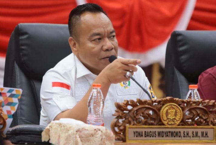 Ketua Komisi A Yona Bagus Widyatmoko saat rapat pembahasan P-APBD 2025 dengan camat dan lurah