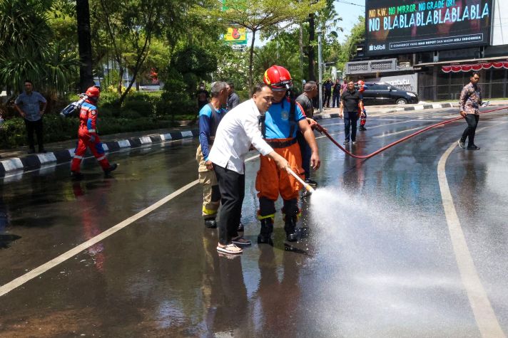 Wali Kota Eri saat membersihkan sisa-sisa aksi demo yang terjadi di pusat kota pada jumat (29/08/2025) Malam