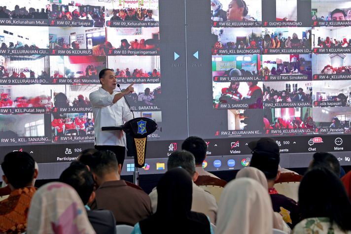 Wali Kota Eri saat pengarahan kepada 27 000 kader kesehatan yang dilakukan melalui zoom