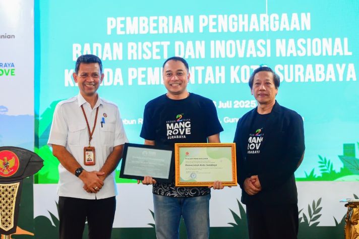 Wali Kota Surabaya saat menerima penghargaan di HUT KRM Surabaya