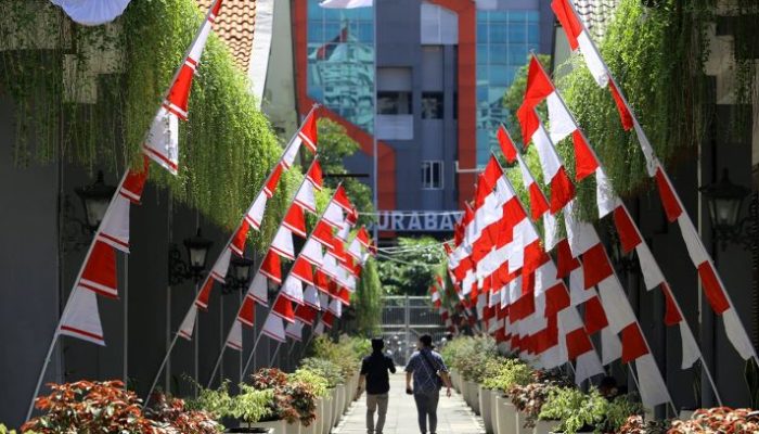 Pemkot Surabaya Hidupkan Semangat Merah Putih Lewat Gerakan ASN Gotong Royong Bagi Bendera