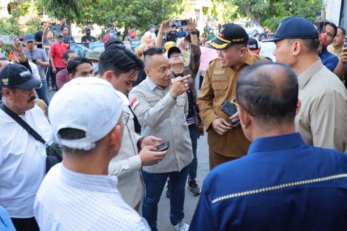 Ketua Komisi A DPRD Surabaya bidang hukum dan pemerintahan, Yona Bagus Widyatmoko, saat memdampingi anggota DPR RI Bambang Haryo, Anggota DPRD Provinsi Cahyo Haryo, Wakil Wali Kota Surabaya Armuji saat sidak PT Suka Jadi Logam Senin (15/09/2025)