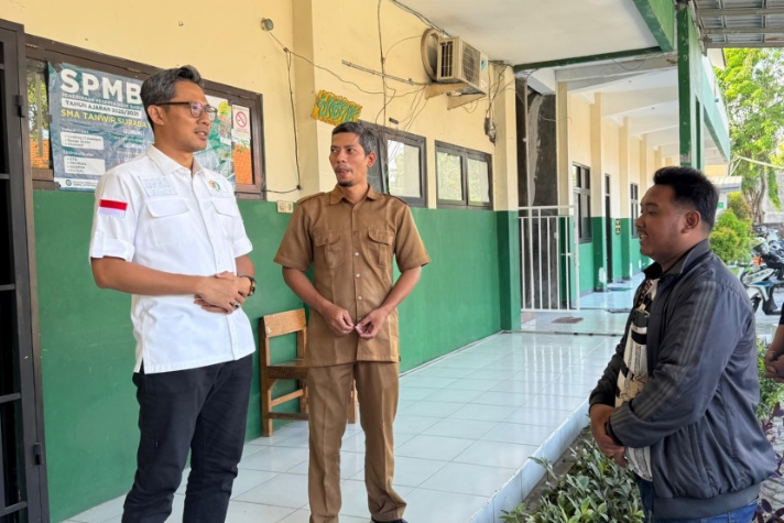 Azhari Kahfi saat melakukan advokasi di seklah Tanwir