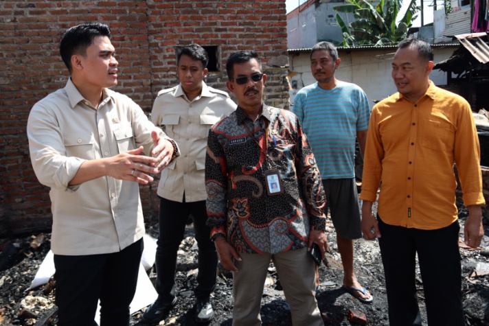 Anggota Komisi E DPRD Jawa Timur, Cahyo Harjo Prakoso, turun langsung meninjau lokasi kebakaran di kawasan padat penduduk Jemursari RT 04 RW 03, Kelurahan Wonosari, Kecamatan Wonocolo, Surabaya, Jumat (19/9/2025).