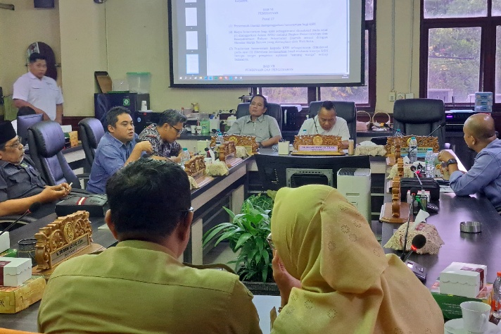 rapat bersama Bagian Pemerintahan dan Kesejahteraan Rakyat (Bapemkesra) yang digelar di ruang Komisi A DPRD Surabaya, Senin (22/09/2025) Sore